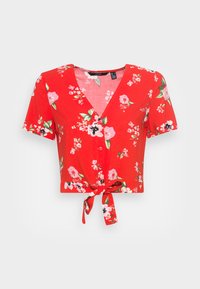 Camiseta curta vermelha com decote em V e mangas curtas. Apresenta um padrão floral em rosa e verde, com um detalhe frontal amarrado e botões.
