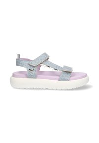 Hellblaue Jeanssandalen mit verstellbaren Riemen, weißer klobiger Sohle und lavendelfarbener Innensohle. Mit silbernen Hardware-Details.