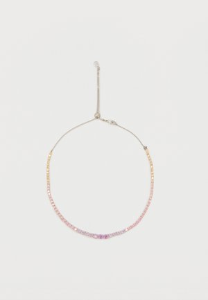 Collier délicat en chaîne argent ajustable avec de petites pierres précieuses rondes multicolores en rose, violet et jaune sur fond blanc.