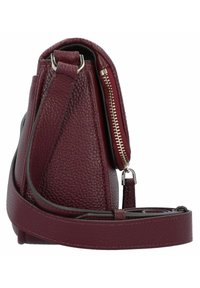 Borsa a mano in pelle bordeaux con finitura texturizzata, dotata di una tasca laterale con zip e una tracolla removibile. Design compatto e strutturato.