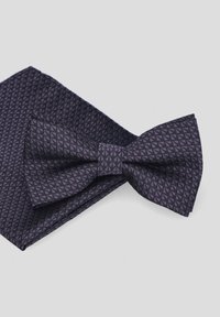 Granatowy muszka w diamentowy wzór oraz pasujący poszetka, obie wykonane z teksturowanej tkaniny, z subtelnym połyskiem i wyraźnymi krawędziami.