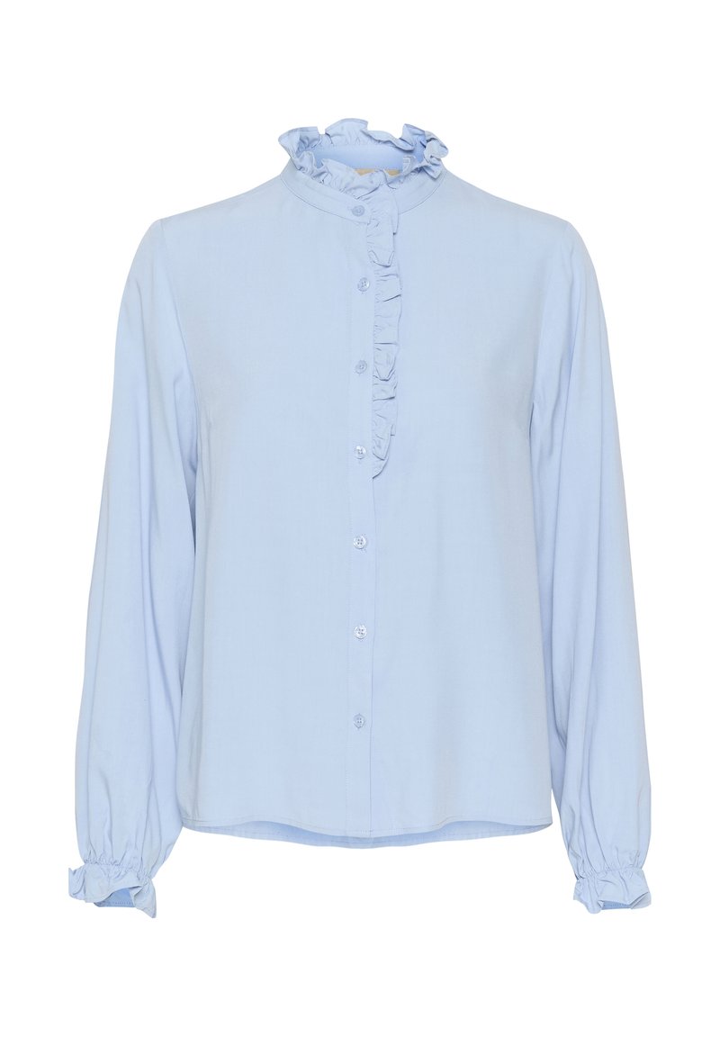 Blouse bleu clair à manches longues avec boutonnière devant, col montant à volants et détail volanté le long de la ligne des boutons et des poignets.