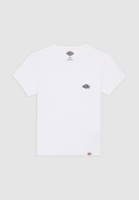 T-shirt blanc à manches courtes avec col rond, petit logo Dickies noir sur la poitrine gauche et étiquette Dickies en bas de l'ourlet.