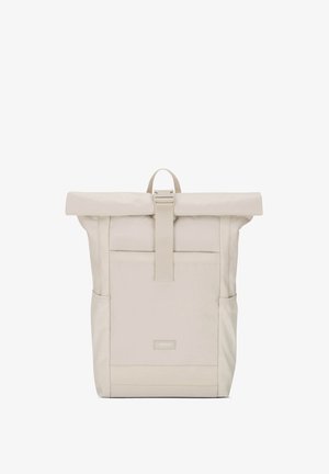 Beige ryggsäck med rullkrage, framficka, sidofickor i mesh, en central rem med spänne och en liten rektangulär logotyp framtill.