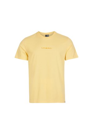 Żółta bawełniana koszulka z krótkimi rękawami i okrągłym dekoltem, z pomarańczowym napisem "O'NEILL" na piersi.