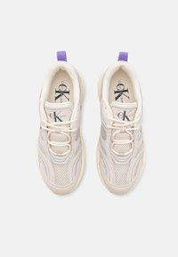 Calvin Klein Jeans RETRO TENNIS  - Tenisice - eggshell/pastel lilac/aster purple