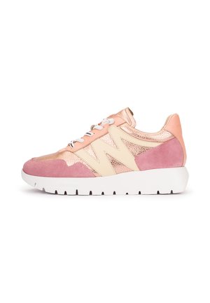 Zapatilla baja de ante rosa, paneles metálicos en oro rosa, logo "W" color crema, cordones blancos y suela gruesa de goma blanca.