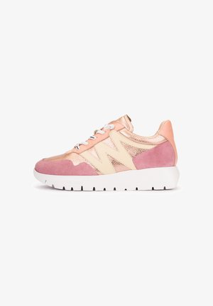 Zapatilla baja de ante rosa, paneles metálicos en oro rosa, logo "W" color crema, cordones blancos y suela gruesa de goma blanca.