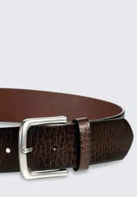 Dunkelbrauner Leder Gürtel mit strukturierter Oberfläche, silberner Metallschnalle und einem einzelnen Lederhalter. Verfügt über mehrere Löcher zur Anpassung.