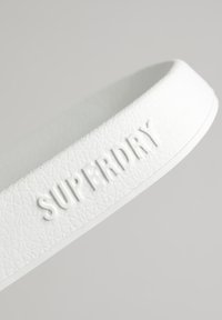 Superdry & Co CODE LOGO - Chanclas de baño - white