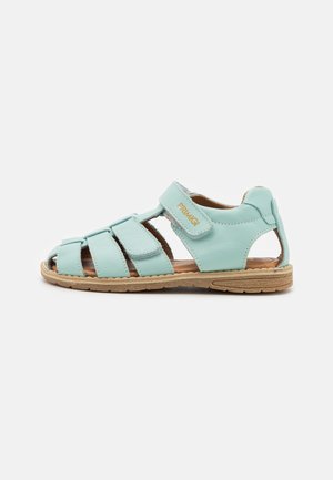 Sandale enfant en cuir bleu clair avec bout fermé, trois brides Velcro, talon ouvert et semelle marron clair.