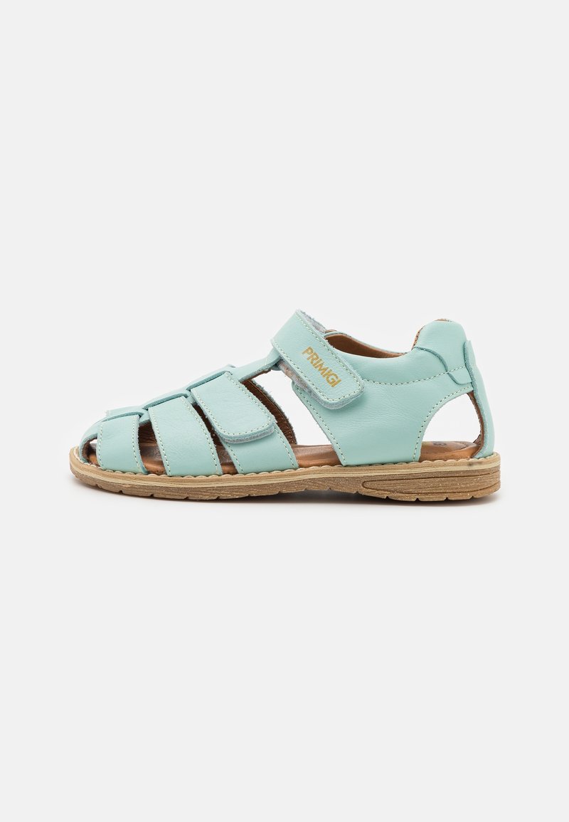 Sandale enfant en cuir bleu clair avec bout fermé, trois brides Velcro, talon ouvert et semelle marron clair.
