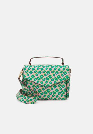 Borsa a spalla con motivo verde e rosa, dal design strutturato, con manico superiore e tracolla rimovibile. Presenta una chiusura a patta e dettagli in oro.
