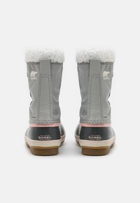 Szare wodoodporne buty z podszewką z sztucznego futra, gumową podeszwą i różowymi akcentami. Posiadają logo z tyłu oraz wysoką cholewkę.