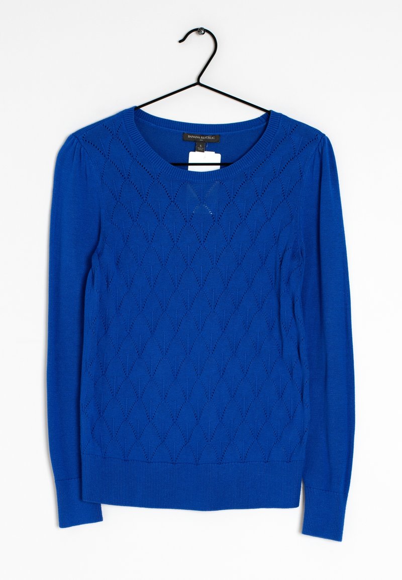 Pull en tricot bleu avec un motif en losanges, col rond et manches longues. Livré avec une étiquette attachée.
