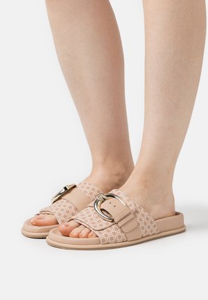 Beige slidesandaler med en tekstureret rem med geometrisk mønster og en metallisk spænde. Holdbar sål for komfort og støtte.