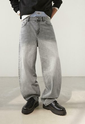 SUPER EMBROIDERED  - Túlméretezett farmernadrág - grey