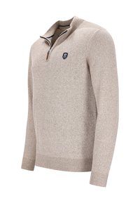 Beige gestrickter Herrenpullover mit Viertelreißverschluss, geripptem Kragen, Bündchen und Saum, versehen mit einem kleinen marineblauen Logo-Patch auf der linken Brust.