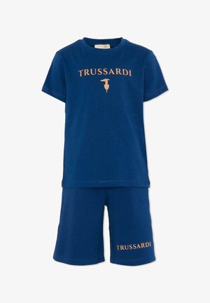 Set composto da T-shirt a maniche corte e pantaloncini blu con scritta "TRUSSARDI" e logo levriero beige su maglietta e pantaloncini.