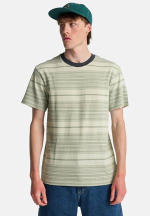 T-shirt di cotone verde chiaro con motivi orizzontali e accenti verde scuro, collo tondo e maniche corte.
