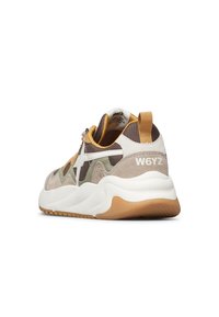 Sneaker che presenta una combinazione di materiali beige, marroni e verdi. Ha un colletto imbottito, pannelli in rete, marchio bianco e una suola spessa.