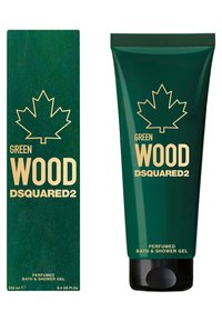 Imballaggio verde con un design a foglia di acero. Testo dorato che mostra "Green Wood." Il contenitore del gel doccia ha una base nera e contiene 250 ml.