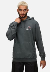 Felpa grigia in cotone, con tasca frontale e logo di un casco sportivo sul petto. Polsini e orlo a costine, con cappuccio regolabile tramite un cordino.