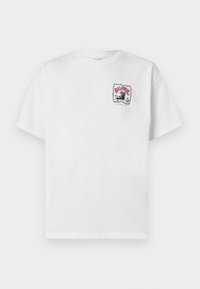 Λευκό T-shirt με κοντά μανίκια και μικρό γραφικό κύματος, σερφίστας και κόκκινο κείμενο "Billabong" στο επάνω αριστερό μέρος του στήθους.