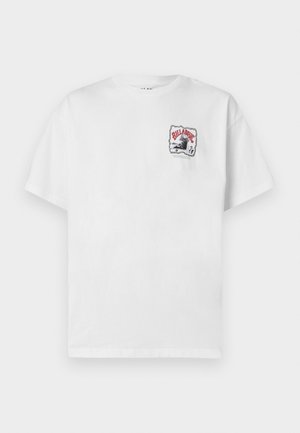 T-shirt blanc à manches courtes avec un petit motif représentant une vague, un surfeur et le texte rouge "Billabong" sur le haut gauche de la poitrine.