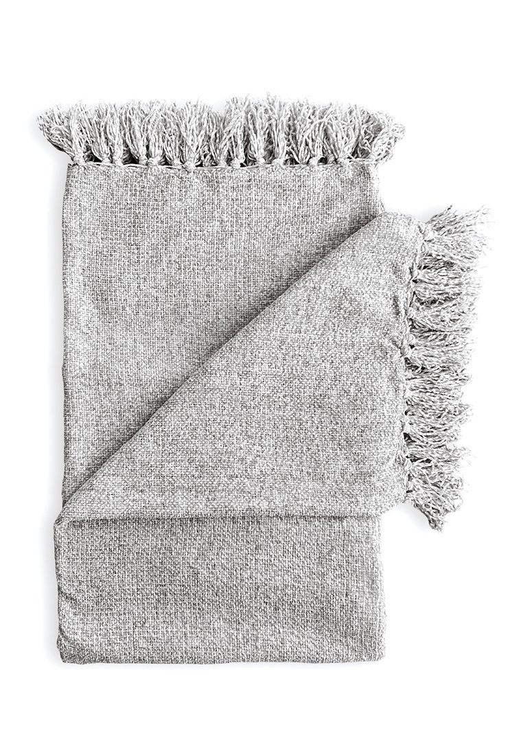 Texturovaná šedá deka s třepenými okraji, složená tak, aby ukázala tkaný vzor a měkkou pletenou látku. Vhodná pro vnitřní použití.