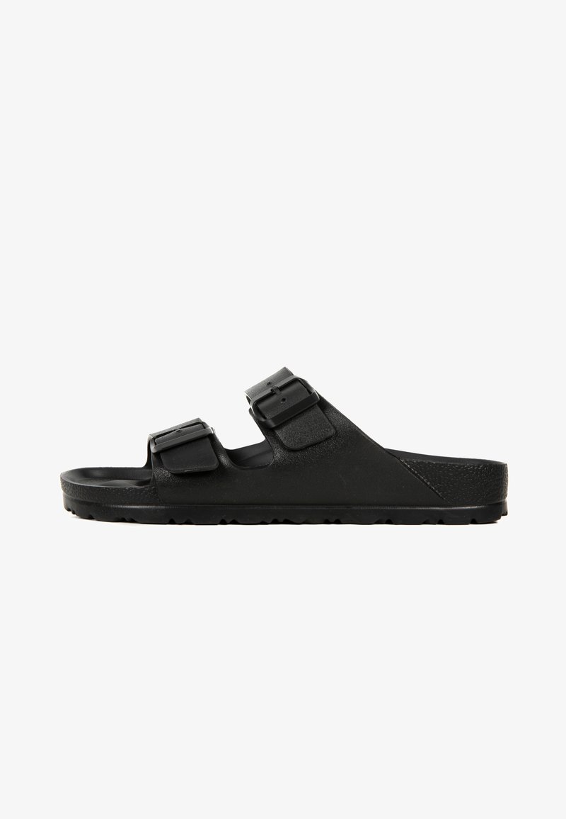 Sandale noire à bout ouvert, modèle slide avec deux bandes réglables à boucles et semelle profilée pour un usage décontracté.