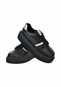 Czarne skórzane sneakersy z złotym akcentem na pięcie, okrągły nos, perforowany design z przodu i teksturowana czarna gumowa podeszwa.