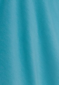 Türkisfarbener Stoff mit glatter Textur, der diagonale Webmuster und dezenten Glanz aufweist, gefaltet, um sanfte Drapierungen zu erzeugen.