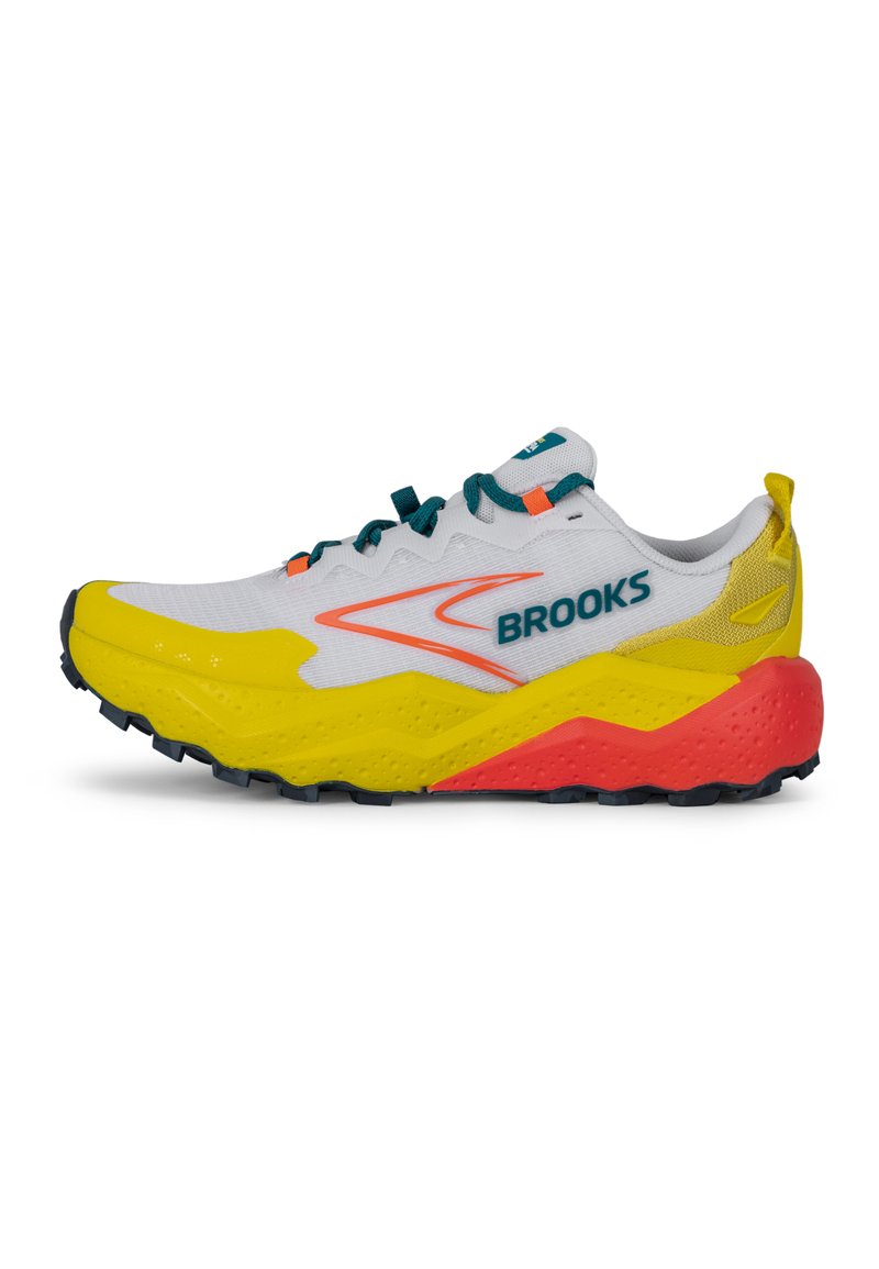Zapatilla de running para hombre de Brooks con parte superior blanca, detalles en amarillo y rojo, mediopié texturizado y suela negra multidireccional.