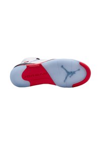 Semelle de chaussure de sport blanche avec un accent rouge et en caoutchouc transparent. Présente un motif en chevrons et le logo 'JORDAN', avec l'insigne bleu Jumpman au centre.