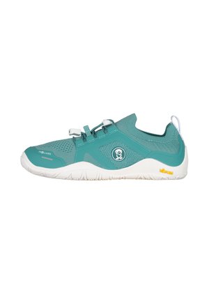 Leichter türkisfarbener Slip-On Sneaker mit weißer Sohle, elastischen Schnürsenkeln, gestricktem Obermaterial und Zuglasche an der Ferse.
