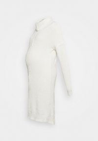 Vestido de maternidade leve em malha, na cor off-white, com gola alta dobrada, mangas longas e rachas laterais para conforto e estilo.