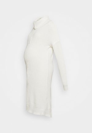 Vestido de maternidade leve em malha, na cor off-white, com gola alta dobrada, mangas longas e rachas laterais para conforto e estilo.