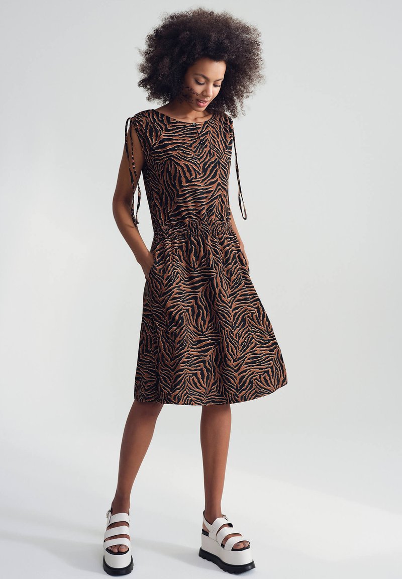 Damen Freizeitkleider | Cartoon Freizeitkleid black camel/braun - HL38511 Damen Freizeitkleider | Cartoon Freizeitkleid black camel/braun - HL38511