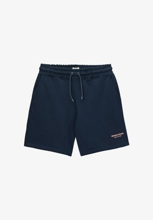 Shorts décontractés bleu marine avec ceinture élastique, cordon de serrage, poches latérales et petit texte "Weekend Offender Admit Nothing" sur la jambe gauche.