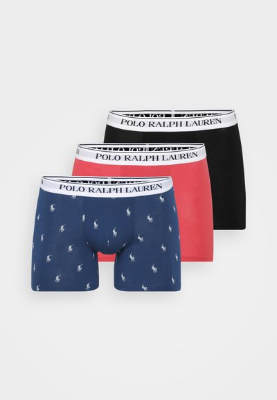 Três pares de boxers: azul-marinho com padrão de logótipo de polo branco, vermelho e preto. Todos têm uma cintura branca com "POLO RALPH LAUREN" estampado.
