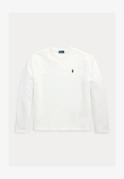 Biała koszulka z długim rękawem i okrągłym dekoltem z małym granatowym haftowanym logo zawodnika polo na lewej piersi.