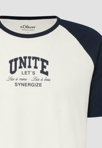 Weißes und marineblaues Raglan-T-Shirt mit dem Text "UNITE LET'S Less is more - Less is bore SYNERGIZE" auf der Vorderseite, Größe Large.