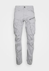 Jasnoszare spodnie bojówki wykonane z tkaniny, wyposażone w liczne kieszenie, kieszeń boczną na zamek oraz prosty krój nogawek.
