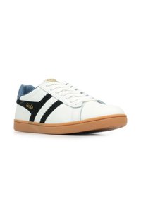 Sneaker bianche in pelle con strisce in suede nere, accentuate da un tallone blu e una suola in gomma color cammello, con dettagli del logo dorato sui lati.