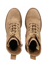 Hellbeige Wildleder-Ankle-Boots mit abgerundeter Spitze, Schnürung vorne und seitlichem Reißverschluss. Ausgestattet mit einer strukturierten Oberfläche und einer robusten Gummisohle.