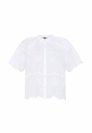 Blouse blanche à manches courtes avec des bords festonnés, en coton brodé présentant des motifs floraux et une fermeture à boutons sur le devant.