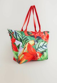 Tote bag met een levendig bloemmotief met rode bloemen, groene bladeren en een ritssluiting. Gemaakt van lichte, duurzame stof. Rode handvatten.