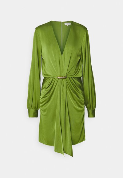 Rochie verde din satin cu decolteu adânc în V, mâneci lungi tip puff și un front gather, având o curea de accent în tonuri de aur la talie.