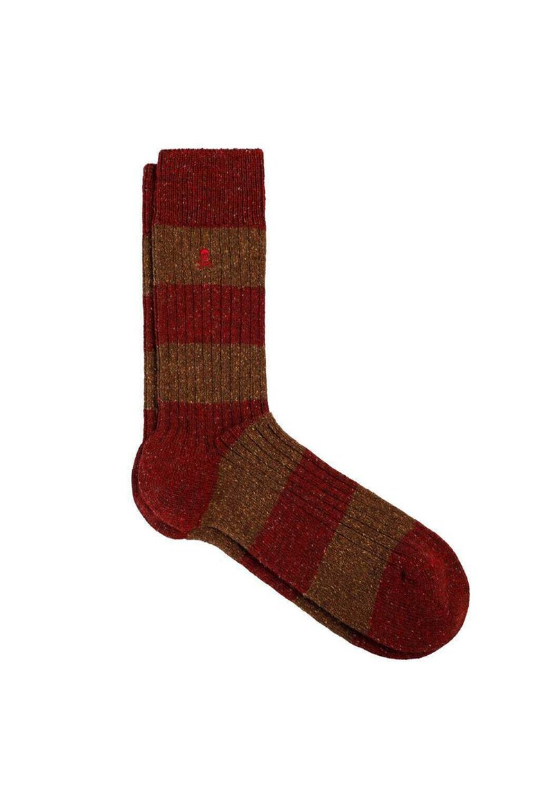 Calcetines a rayas rojos y marrones fabricados con un material texturizado; diseño con canalé en la parte superior y un pequeño detalle de logo.